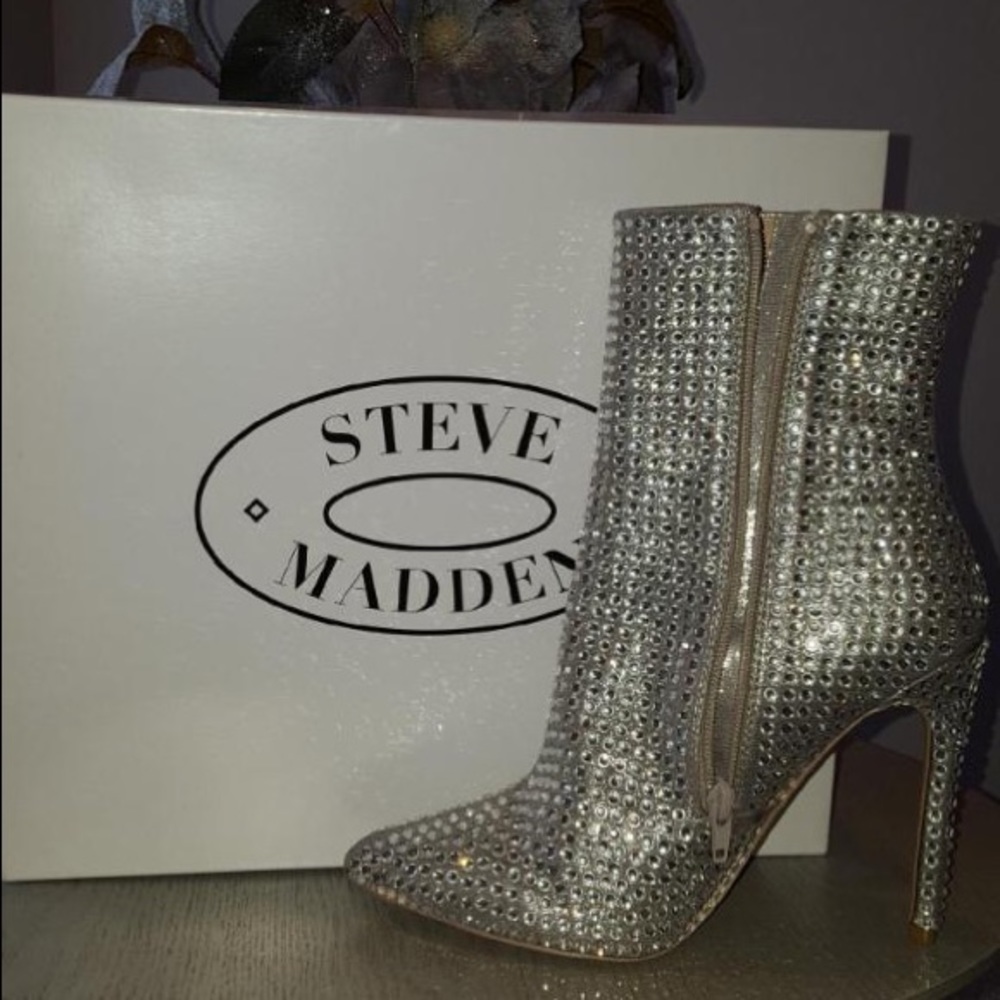 BRAND NEW STEVE MADDEN WINNINGS RHINESTONE BOOTS